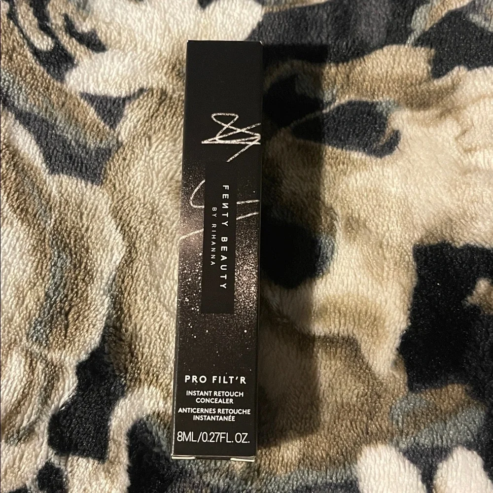 Fenty 330 Pro Filt'r Instant Retouch Concealer